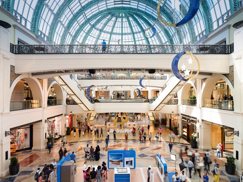 Mall of emirates. Молл оф Эмирейтс Дубай. Mall of the Emirates магазины. Эмирейтс Молл Дубай магазины. Эмирейтс Молл в Абу Даби.