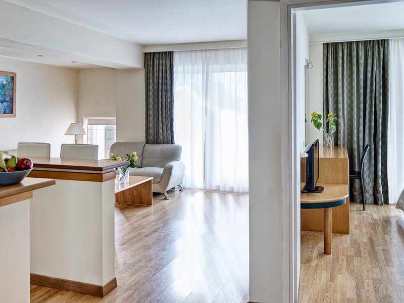 Blazer Suites Hotel 230660