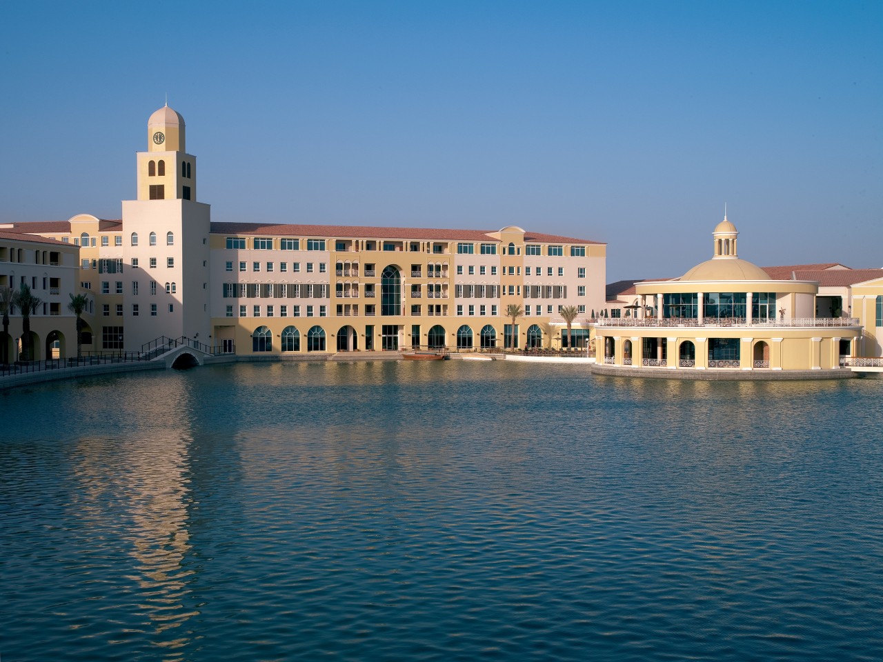 Courtyard dubai green community. Грин комьюнити Дубай. Copthorne Lakeview Hotel Дубай. Кортъярд Марриотт Дубай. Courtyard by Marriott Green community 4.