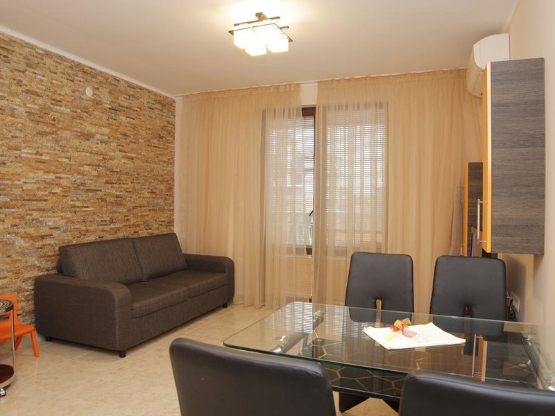 Esteban Apartcomplex 252725