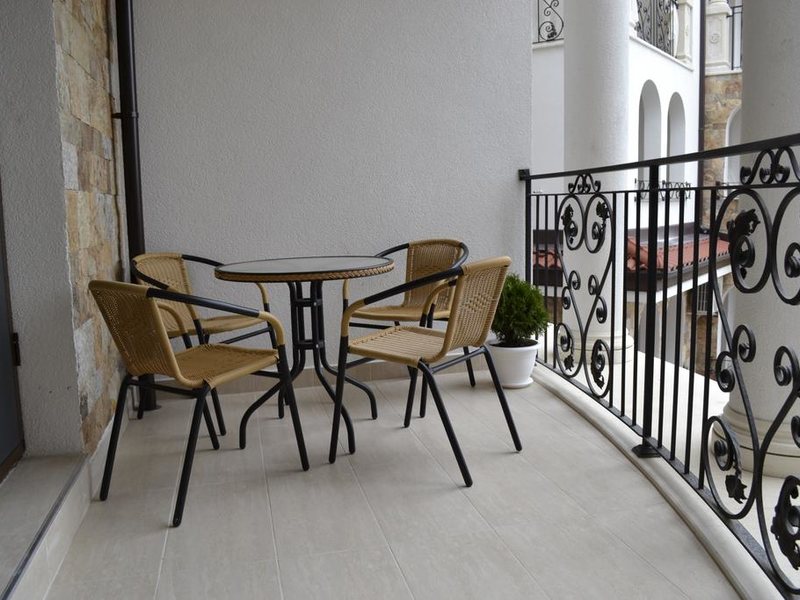 Esteban Apartcomplex 252726