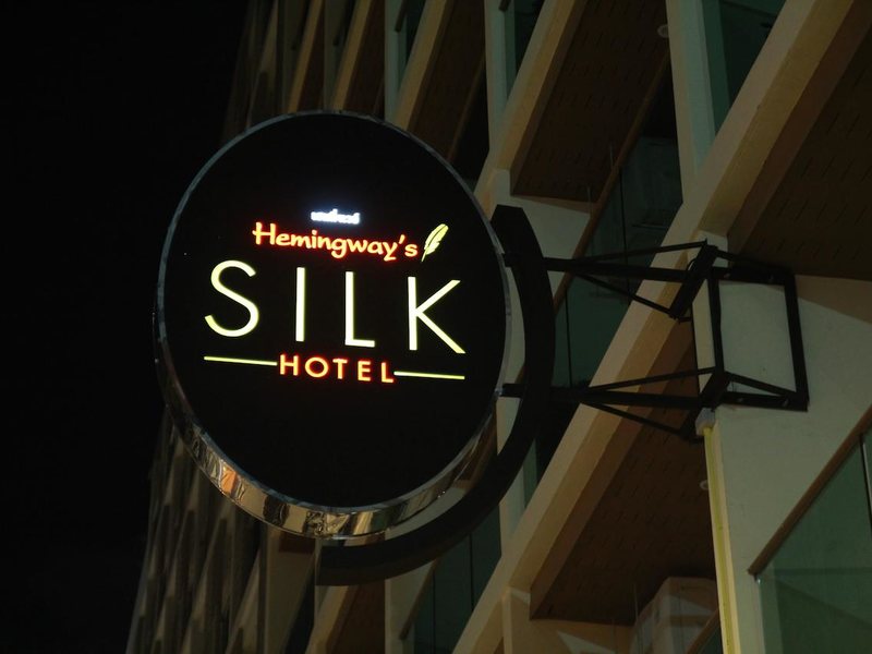 Hemingway s Silk Hotel 200401